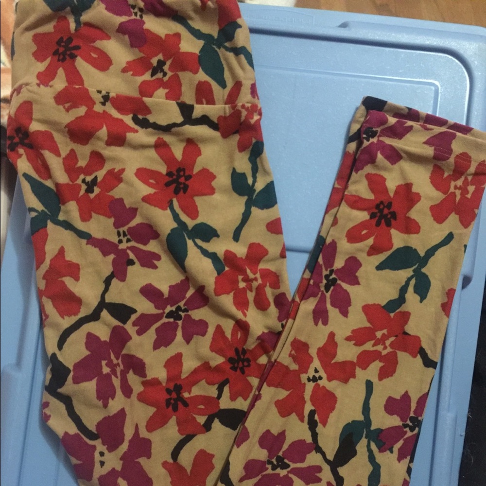 Tall and Curvy floral print LuLaRoe leggings.